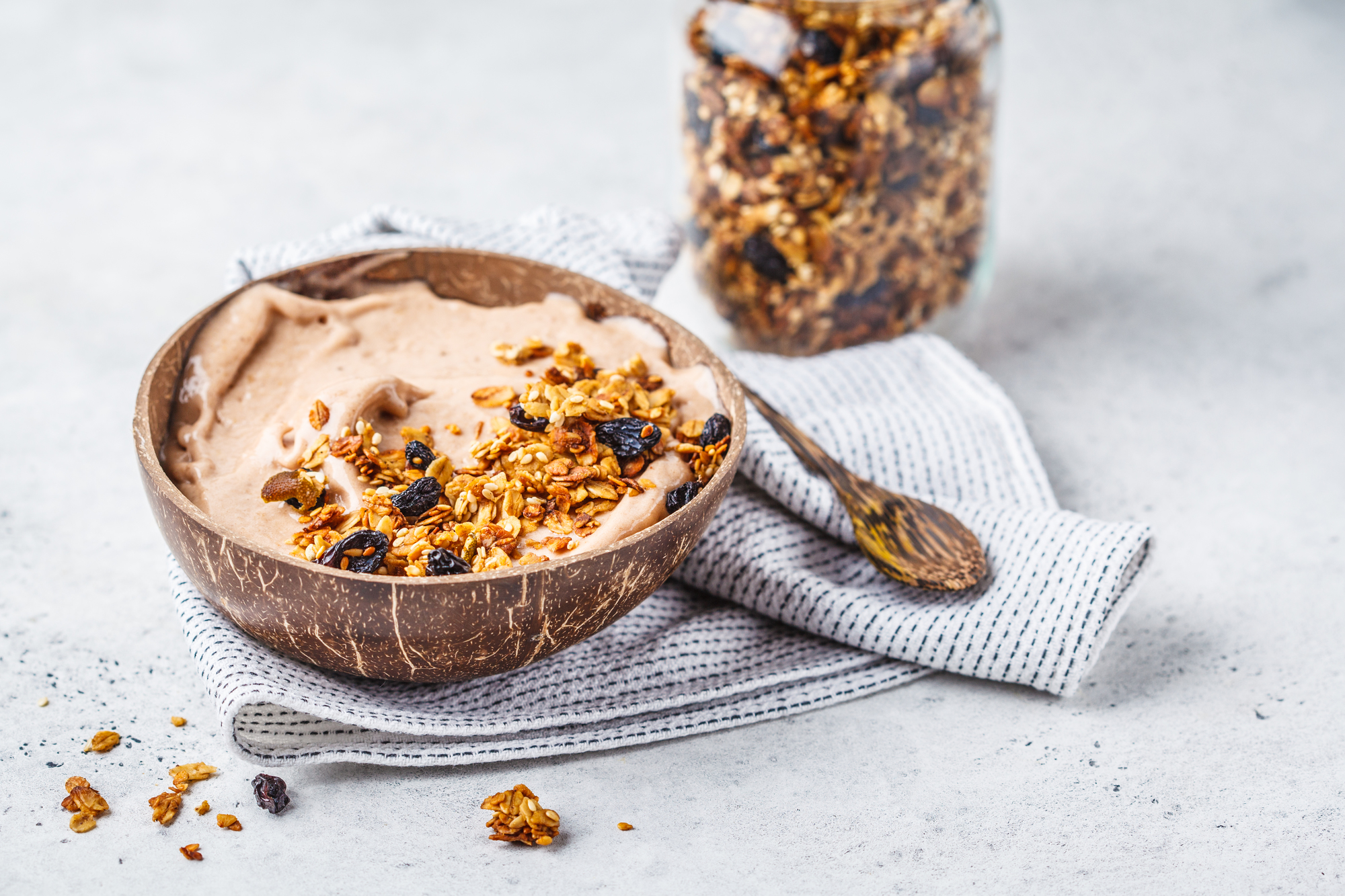 Chocolate smoothie bowl with granola in a coconut bowl copy spa - オーガニック素材を使用した無添加の2960グラノーラ