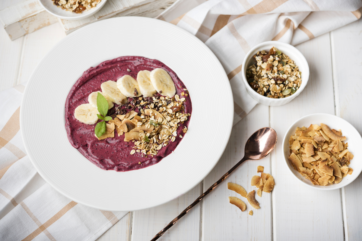 banana-healthy-breakfast-high-view - オーガニック素材を使用した無添加の2960グラノーラ