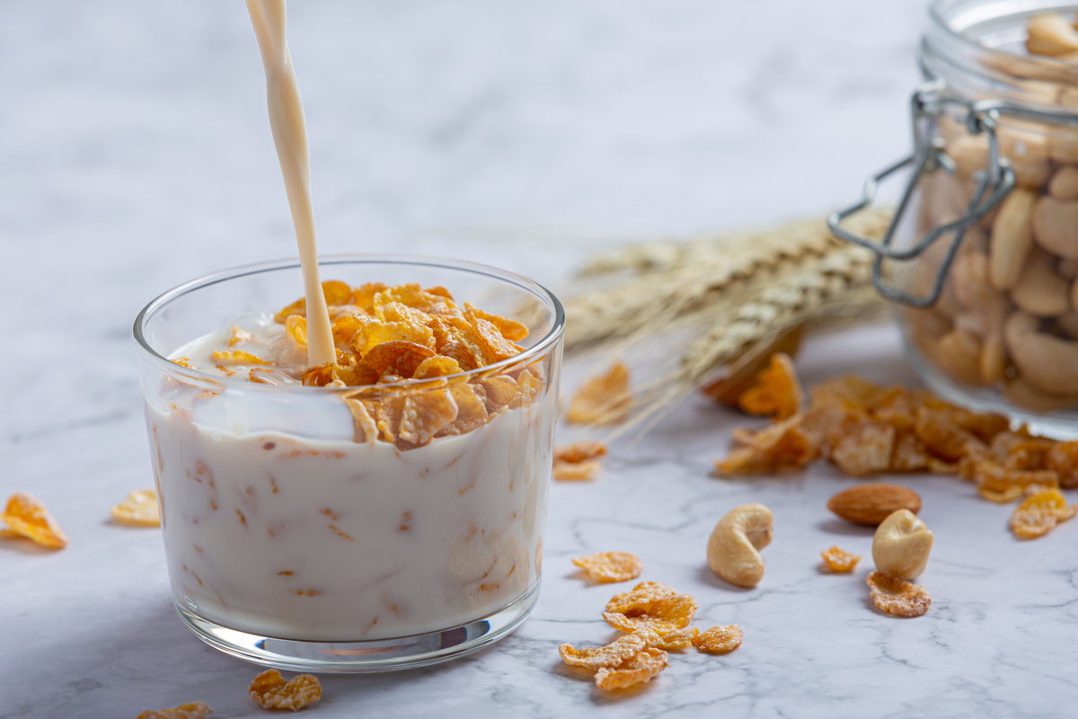 Cereal in bowl and milk on marble background - オーガニック素材を使用した無添加の2960グラノーラ