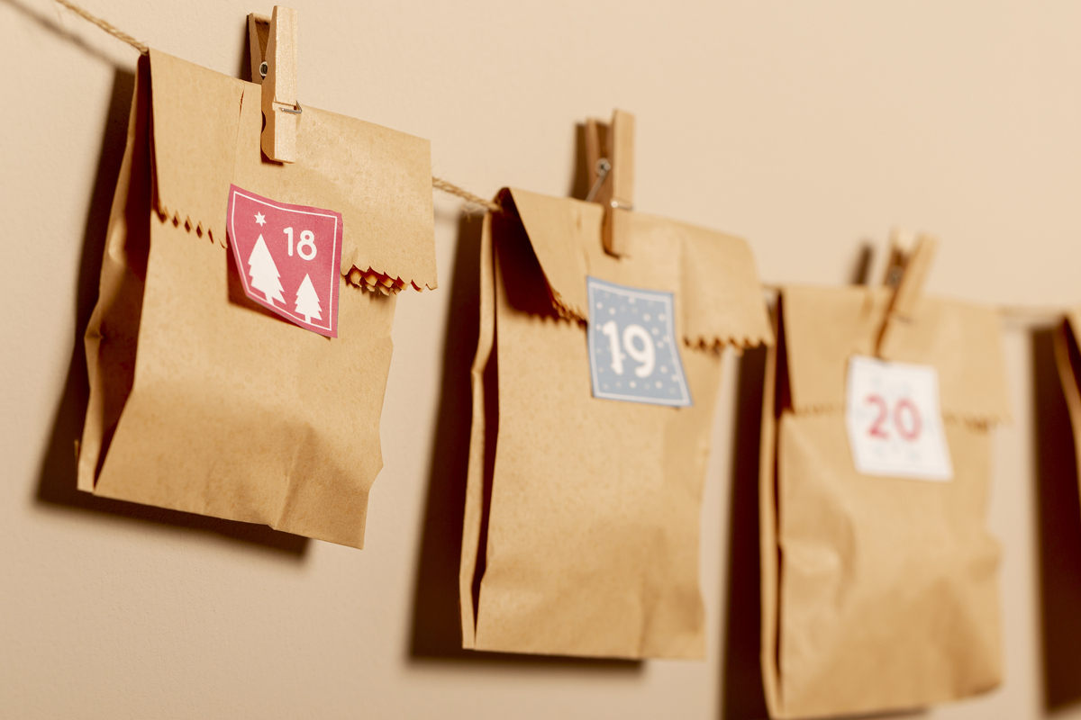 paper-style-pouches-hanged-with-hooks-wall - オーガニック素材を使用した無添加の2960グラノーラ