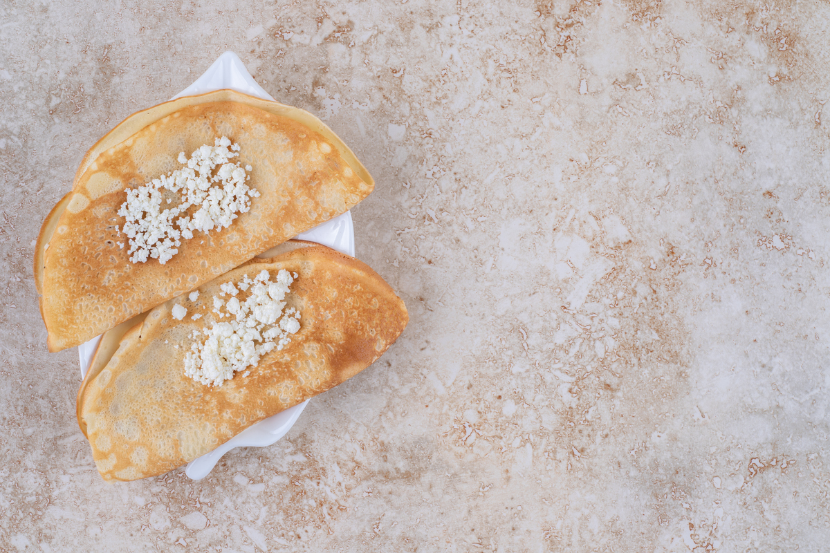 Roll pancakes with cottage cheese and milk - オーガニック素材を使用した無添加の2960グラノーラ