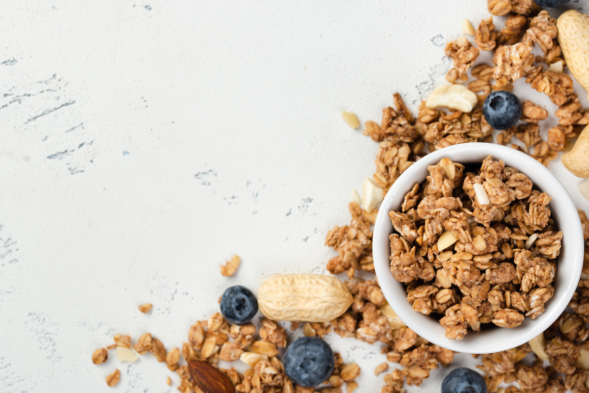 top-view-breakfast-cereal-bowl-with-nuts-blueberries - オーガニック素材を使用した無添加の2960グラノーラ