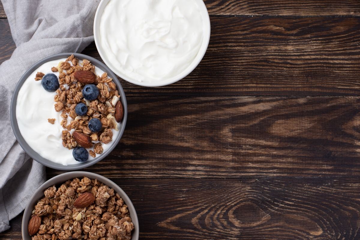 top-view-breakfast-cereal-with-yogurt-blueberries - オーガニック素材を使用した無添加の2960グラノーラ