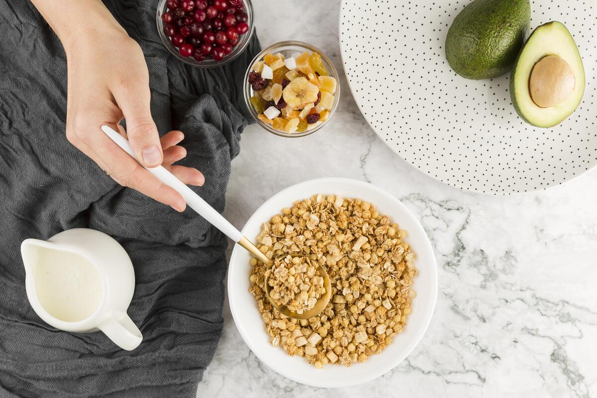 top-view-hand-taking-cereal-from-bowl - オーガニック素材を使用した無添加の2960グラノーラ
