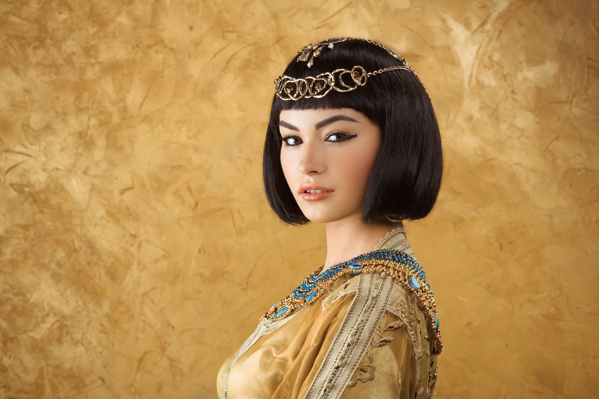 Beautiful Egyptian woman like Cleopatra on golden background - オーガニック素材を使用した無添加の2960グラノーラ